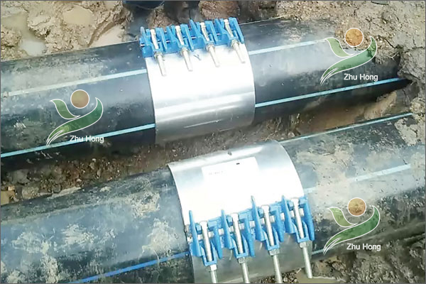 俄罗斯DN300PE供水管线泄漏，采用“铸鸿”板式修补器抢修